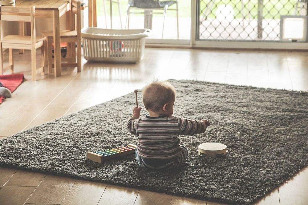 Leksaker för barn i åldern 0-6 månader: En omfattande guide